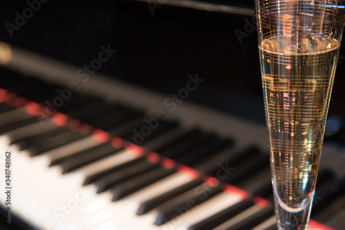 Wallpaper Mural Klavier Sekt Champagner Torontodigital.ca