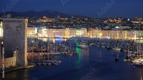 Marseille : crépuscule sur le Vieux-Port