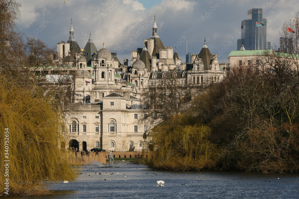 Fototapeta premium Lago del parque de Sant James en Londres y vista de Downing Street
