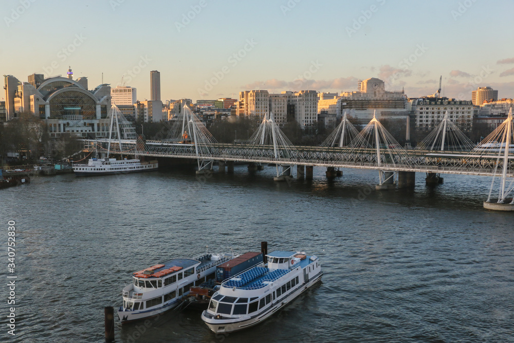 Vista del Hungerford Bridge and Golden Jubilee Bridges y de Embankment Station desde el London Eye Vista del Hungerford Bridge and Golden Jubilee Bridges y de Embankment Station desde el London Eye