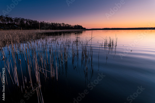 Fototapeta Naklejka Na Ścianę i Meble -  Wschód słońca. Jezioro Warmia i Mazury Polska. Wiosna