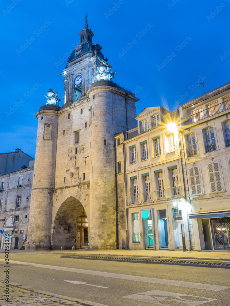 Grosse horloge de la Rochelle de nuit