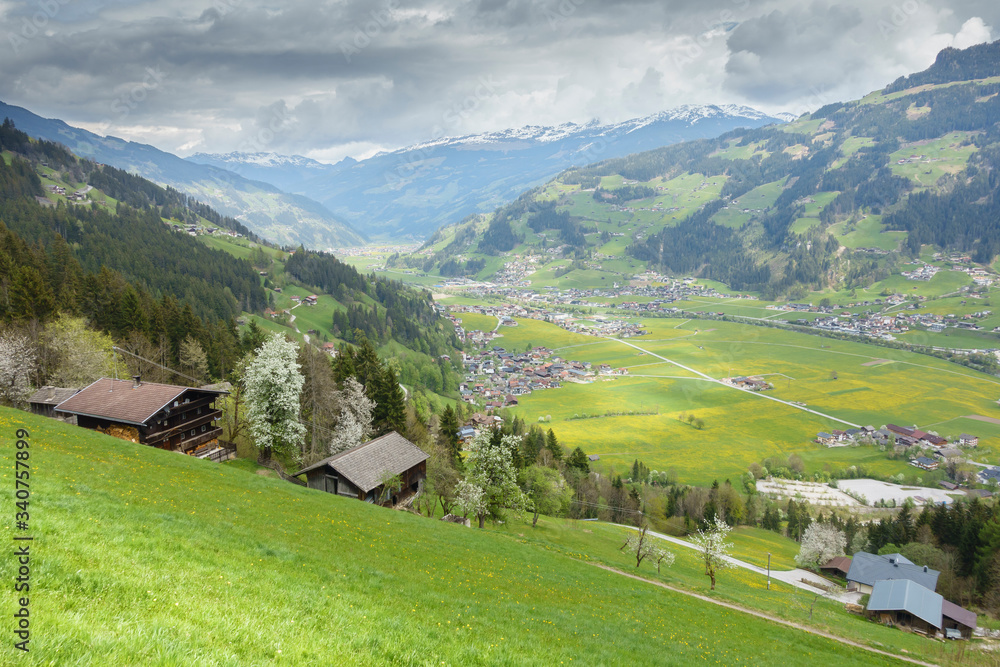 Blick ins frühlingshafte Zillertal in Tirol