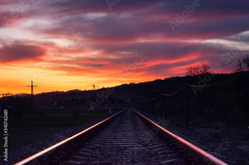 tory kolejowe o zachodzie słońca