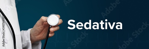 Sedativa. Arzt im Kittel hält Stethoskop. Das Wort Sedativa steht daneben. Symbol für Medizin, Krankheit, Gesundheit photo