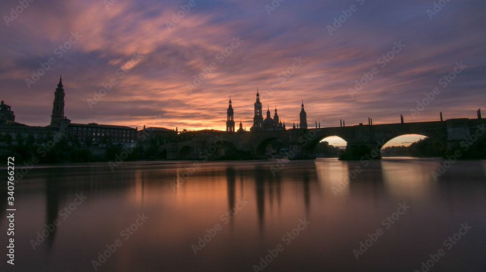 La ciudad de Zaragoza es mundialmente conocida por su basílica del Pilar y por el río Ebro que la cruza. En uno de sus miradores y si hay suerte se pueden contemplar grandes atardeceres.
