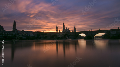 La ciudad de Zaragoza es mundialmente conocida por su basílica del Pilar y por el río Ebro que la cruza. En uno de sus miradores y si hay suerte se pueden contemplar grandes atardeceres.