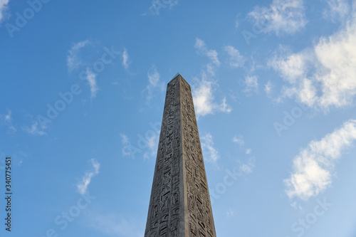 Photo The Luxor Obelisk or Egyptian obelisk on the Place de la Concorde against a blue sky in Paris, France