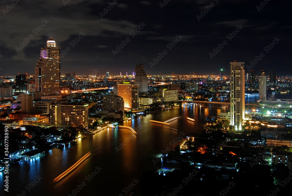 Naklejka premium Skyline of Bangkok and the Chao Phraya river at night, Thailand.