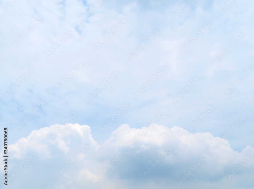 Fototapeta premium 日本の田舎の風景 6月 空と雲
