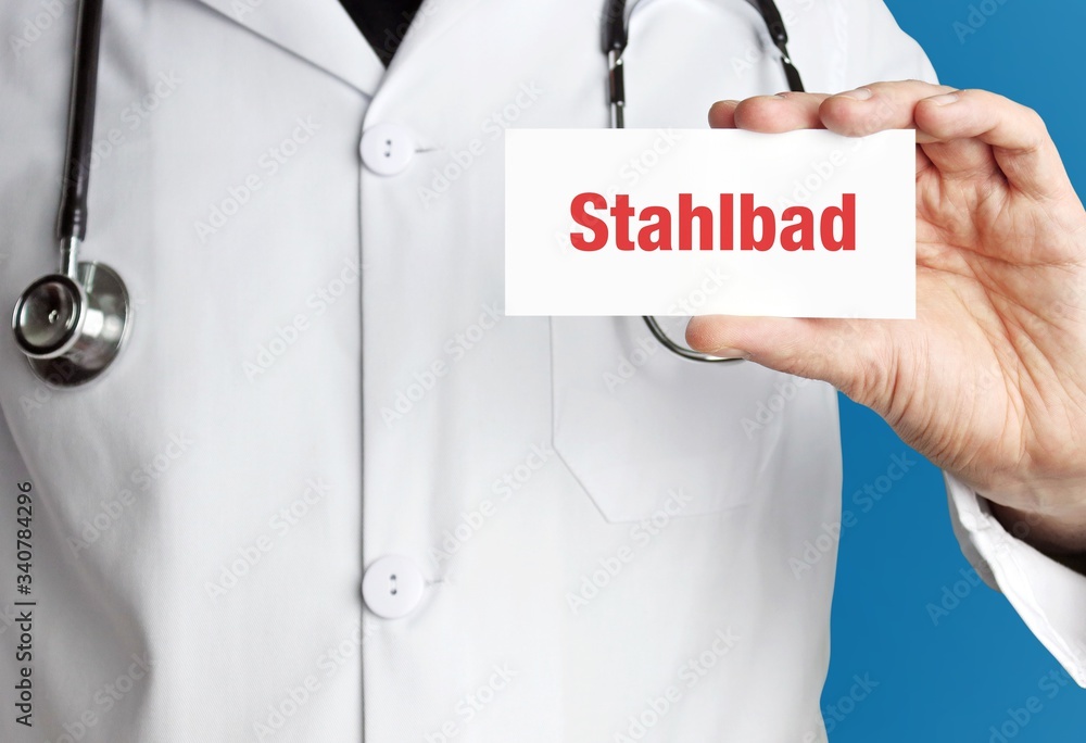 Stahlbad. Arzt im Kittel hält Visitenkarte hoch. Der Begriff Stahlbad steht im Schild. Symbol für Krankheit, Gesundheit, Medizin
