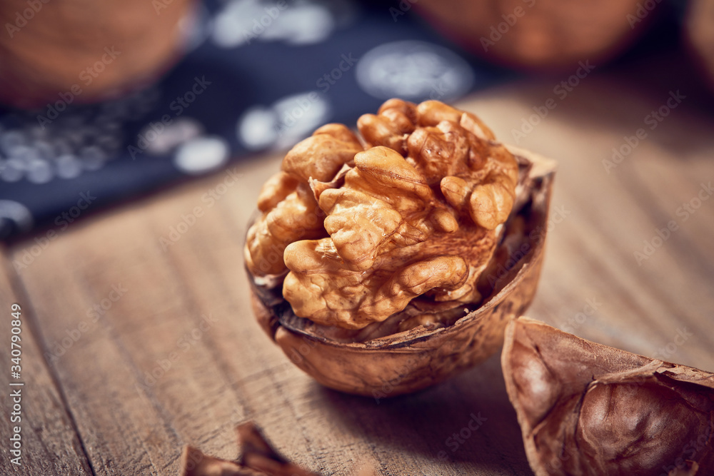 Obraz premium Walnuts on a white board