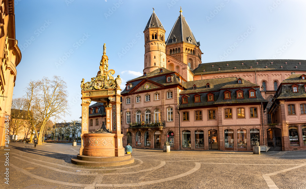Der Dom zu Mainz mit den dazugehörigen Marktplatz