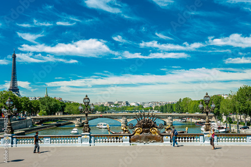 Vista do Rio Sena sob a Ponte Alexandre III em Paris photo