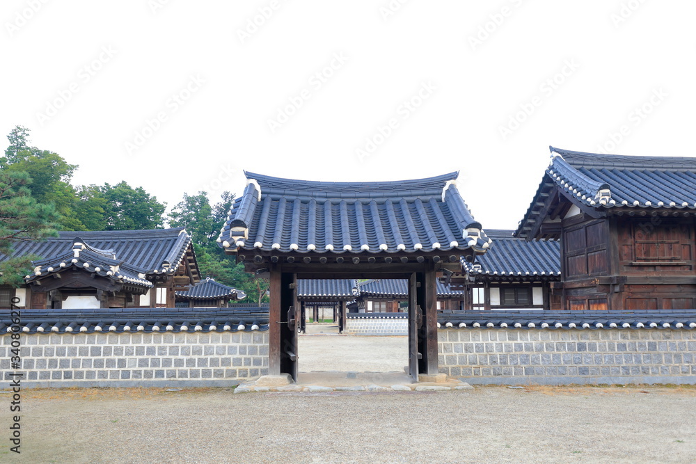 한국의 전통 건축물이 보이는 아름다운 풍경