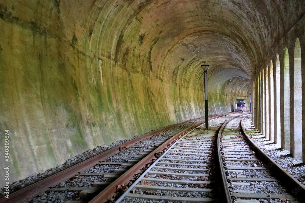 Fototapeta Widok na tory kolejowe w tunelu