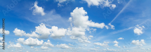 Canvas Print blue sky with puffy clouds