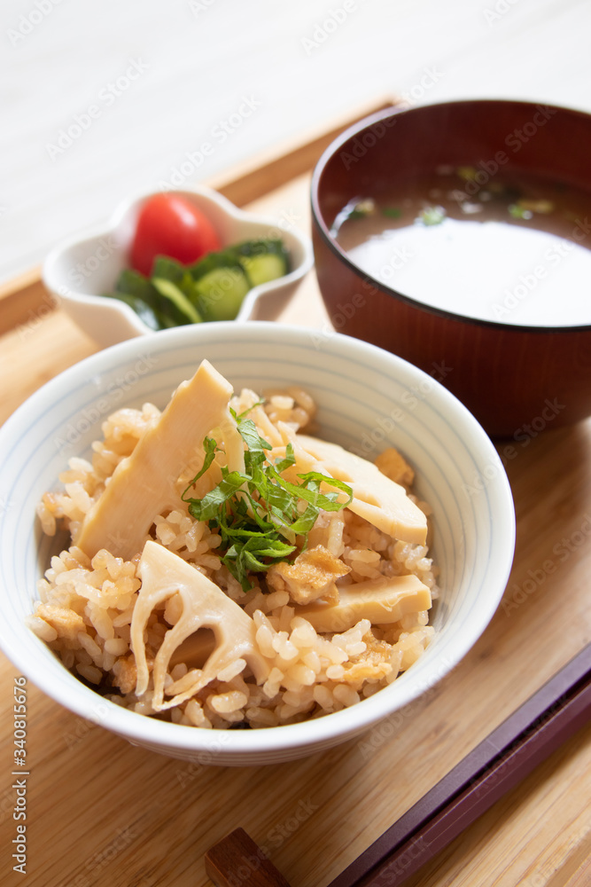 筍ご飯と味噌汁と漬物