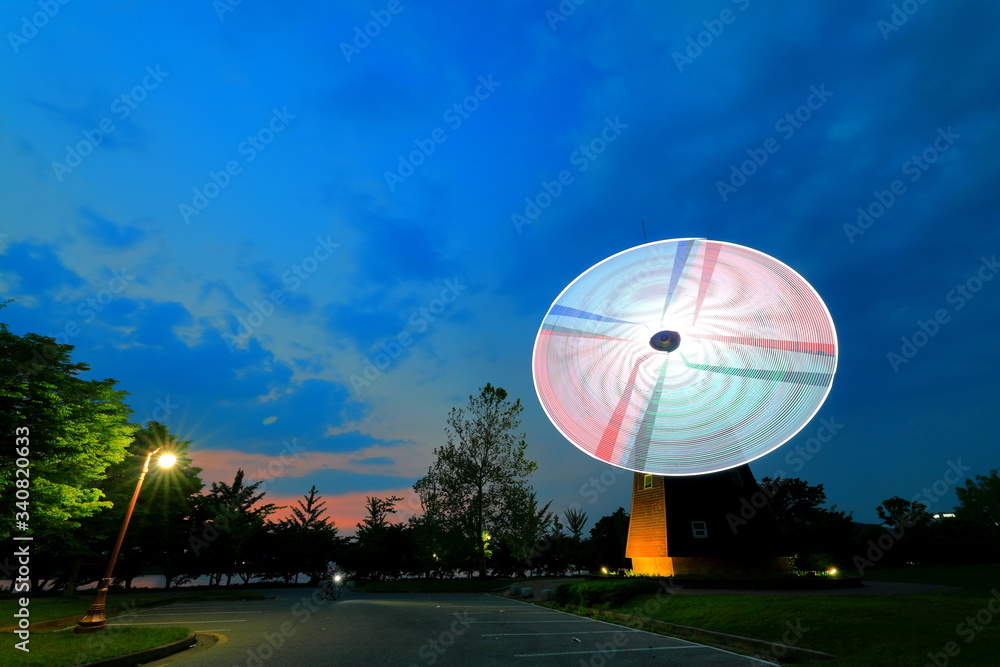 Obraz premium 조명이 빛나는 풍차