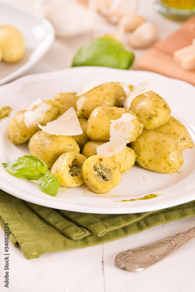 Potato gnocchi stuffed with pesto sauce.
