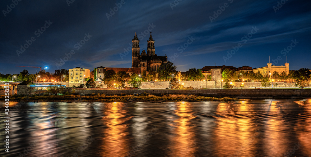 Magdeburger Dom mit Elbe bei Nacht