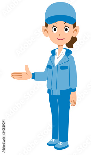 右側を紹介する青い作業着を着た女性
