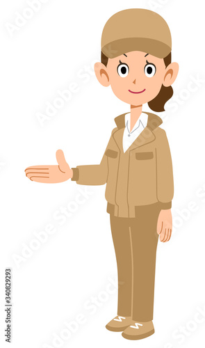 右側を紹介するベージュ色の作業着を着た女性
