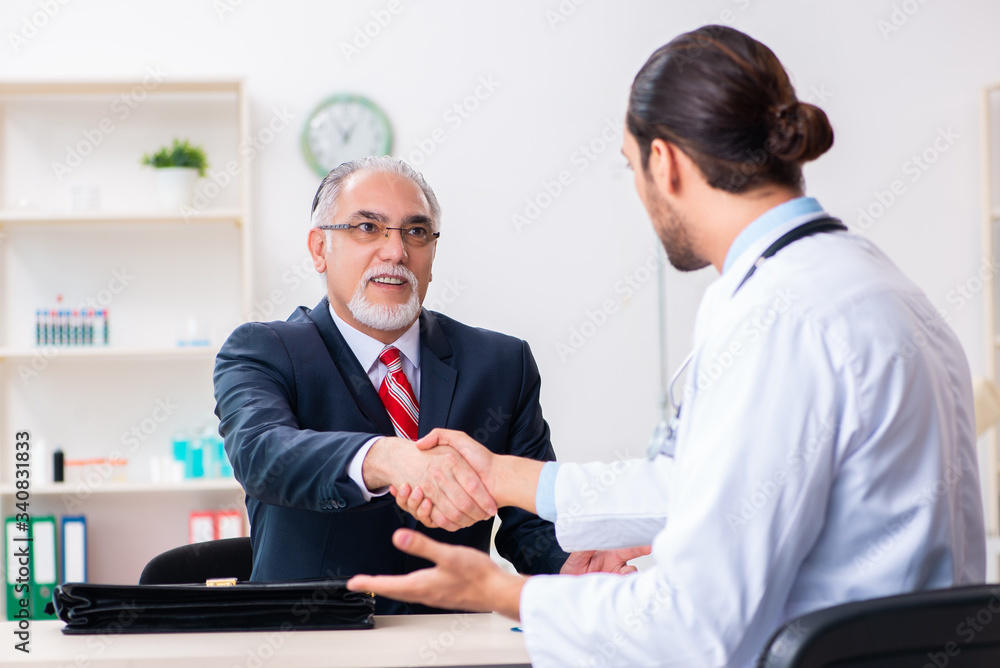Obraz premium Male doctor and businessman discussing medical project