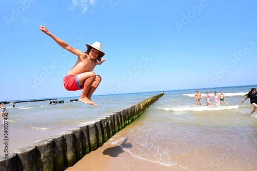 Kolonie letnie nad morzem dla dzieci i młodzieży, atrakcje turystyczne na wakacje, summer camp, young boy