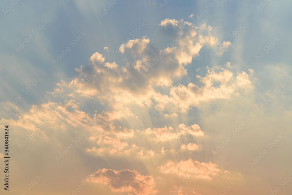 Fototapeta premium Beautiful vanilla sky with clouds before sunset in the evening