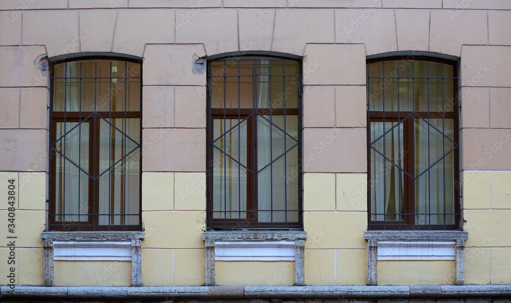 Obraz premium Three Windows on the front of the house