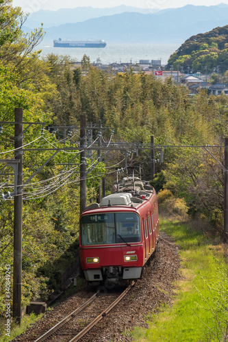 海 山 走る赤い電車