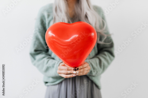 Woman holding a heart balloon psd