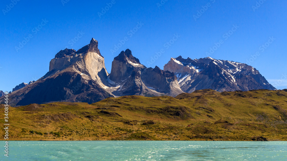 Panoramica des del catamaran en el lago frente a la montaña los Cuernos, una de las montañas mas famosas del parque nacional Torres del Paine en la Patagonia Chilena.