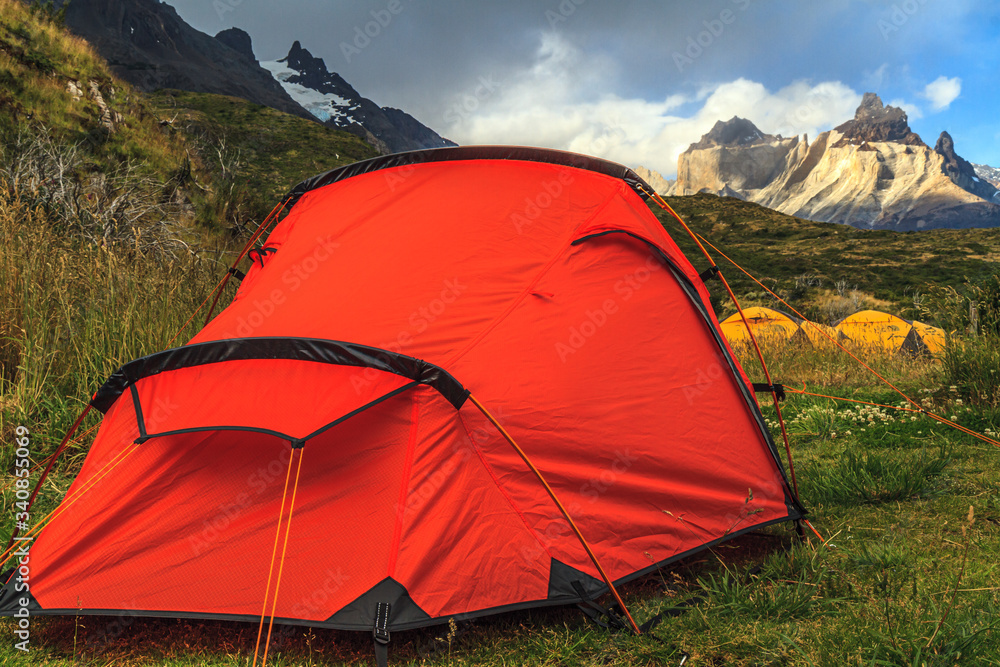 Tienda de campaña roja plantada en un campamento cerca de los Cuernos en el Parque nacional Torres del Paine