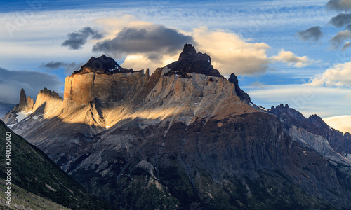Rayos de sol y viento sobre los Cuernos, una de las famosas montañas del Parque Nacional Torres del Paine en la Patagonia Chilena.