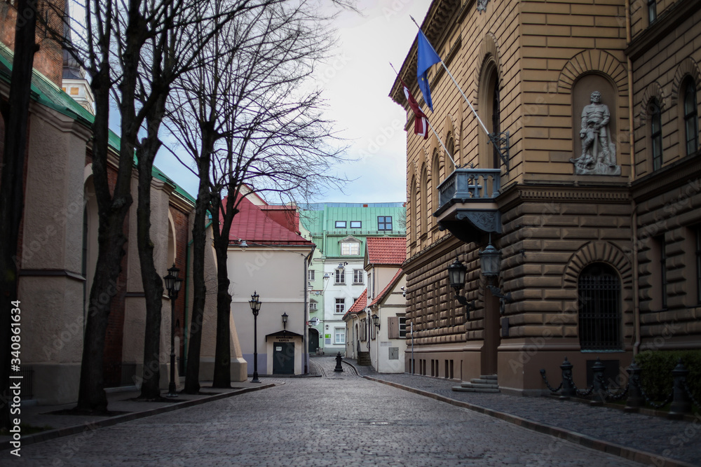 Obraz premium Beautiful Riga city architecture with old buildings and brick streets.