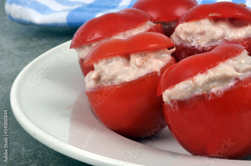 Amuse-bouche composé de tomates cerises farcies aux rillettes de thon