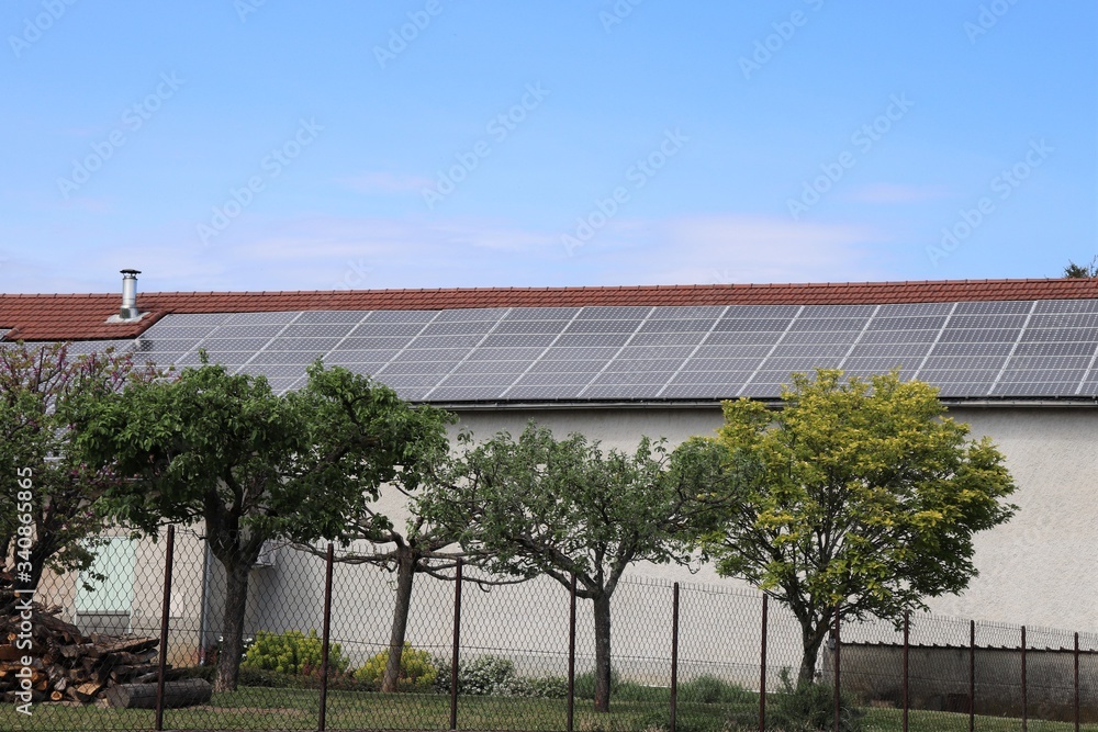 Panneaux solaires photovoltaïques sur le toît d'un entrepôt - Ville de Corbas - Département du Rhône - France