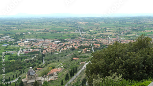 Panorama della campagna e dei centri abitati della Val di Chiana dal centro di Cortona, in provincia di Arezzo.