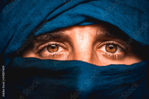 Εκτύπωση καμβά Look that simulates a blue cloth covered Berber in the desert of Merzouga in Mor