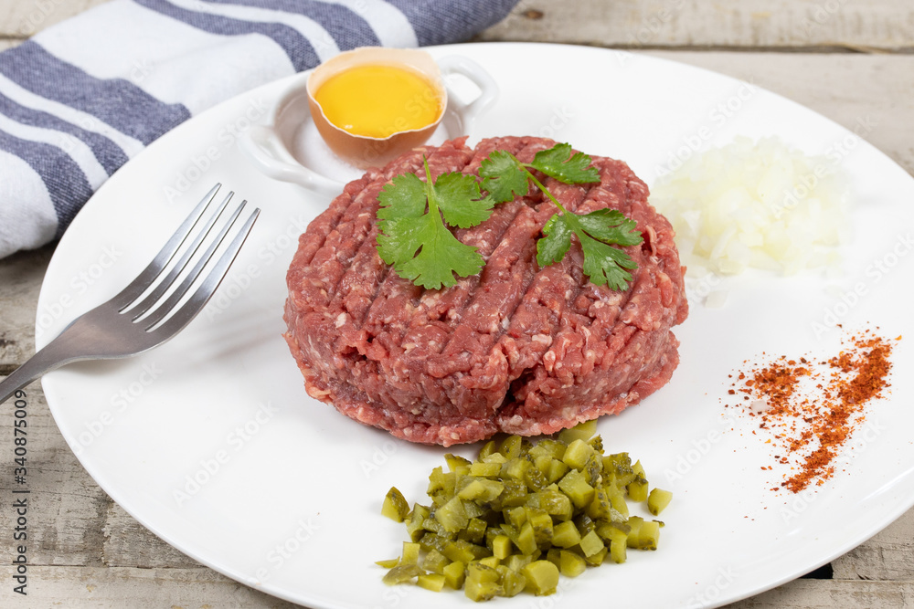 steak tartare dans une assiette