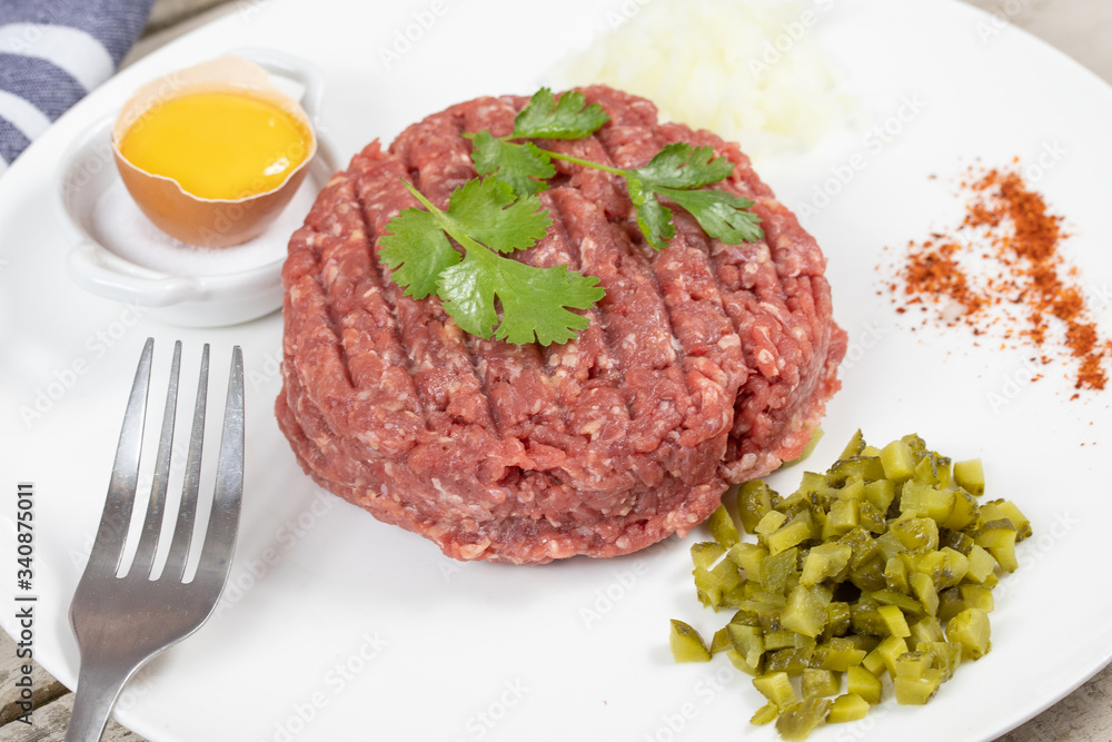 steak tartare dans une assiette steak tartare dans une assiette