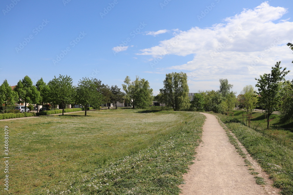 Le parc Bourlione à Corbas, grand espace vert - Ville de Corbas - Département du Rhône - France