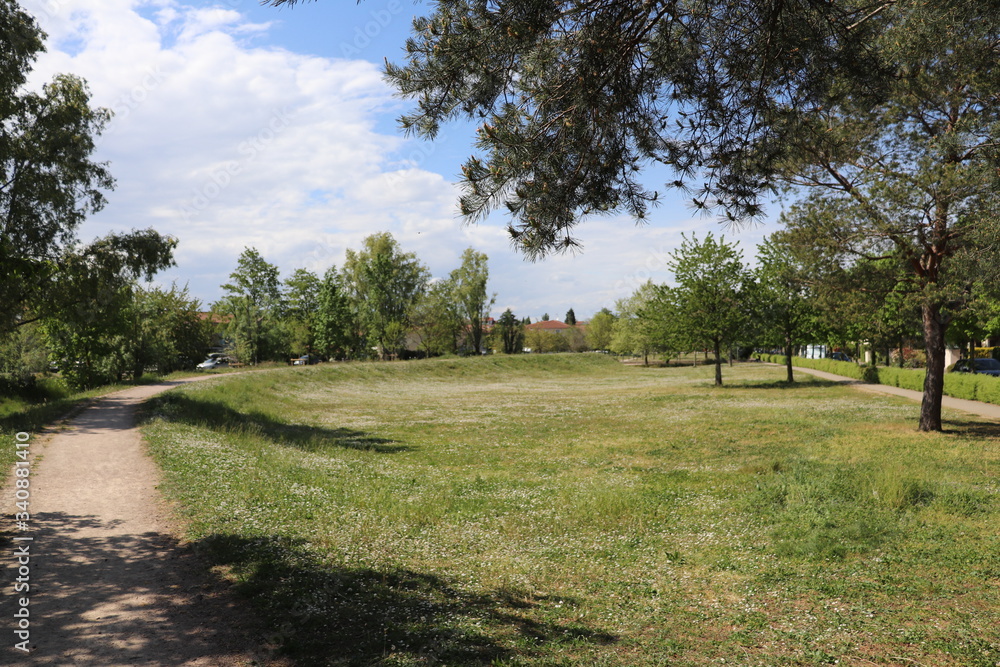 Le parc Bourlione à Corbas, grand espace vert - Ville de Corbas - Département du Rhône - France