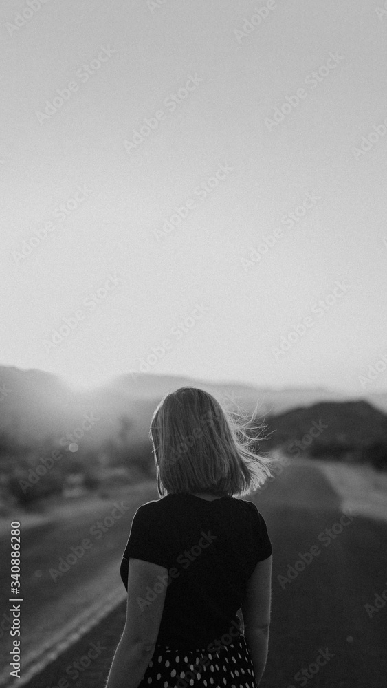 Fototapeta premium Girl in the Californian desert mobile wallpaper