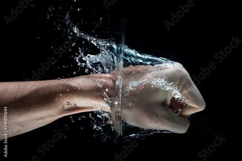Fotografija Courage puissance poing aquarium éclat eau frapper