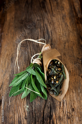 Obraz na płótnie healthy eating - sage chips w salonie