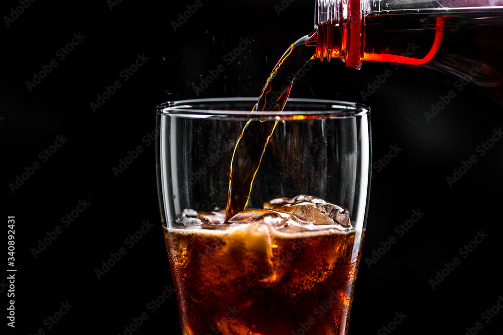 Fizzy cola drink macro shot - obrazy, fototapety, plakaty 