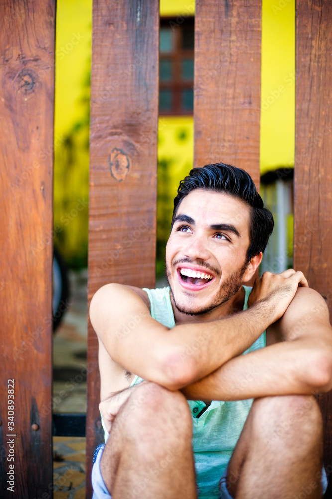 Obraz premium Man looking up while laughing